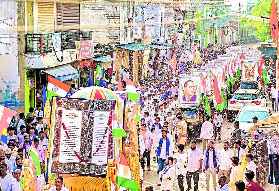 <div class="paragraphs"><p>ಚಿತ್ತಾಪುರ ಪಟ್ಟಣದಲ್ಲಿ ಸಂವಿಧಾನ ಸಂರಕ್ಷಣಾ ಸಮಿತಿ ಸೋಮವಾರ ಹಮ್ಮಿಕೊಂಡಿದ್ದ ‘ಭೀಮ ನಡೆ’ ಮತ್ತು ಸಂವಿಧಾನ ಸಮಾವೇಶದಲ್ಲಿ ಸಮತಾ ಸೈನಿಕ ದಳದವರು ಭಾಗವಹಿಸಿದ್ದರು &nbsp;</p></div>