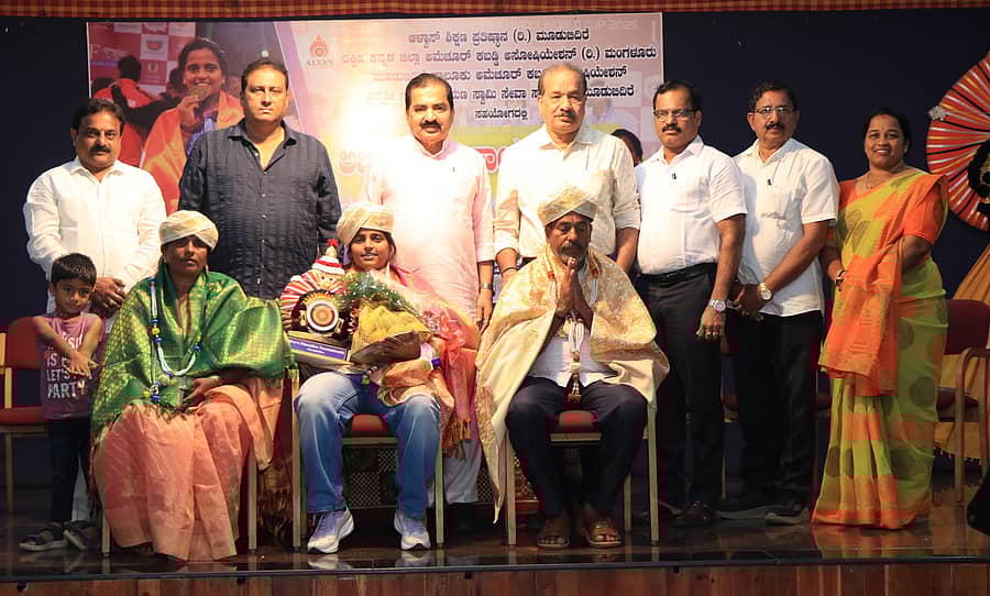 ಅಂತರರಾಷ್ಟ್ರೀಯ ಕಬಡ್ಡಿ ಆಟಗಾರ್ತಿ ಧನಲಕ್ಷ್ಮಿ ಪೂಜಾರಿ ಅವರನ್ನು ವಿವಿಧ ಸಂಘ ಸಂಸ್ಥೆಗಳ ವತಿಯಿಂದ ಮೂಡುಬಿದಿರೆ ಆಳ್ವಾಸ್‌ನ ಕುವೆಂಪು ಸಭಾಭವನದಲ್ಲಿ ಸೋಮವಾರ ಸನ್ಮಾನಿಸಲಾಯಿತು 