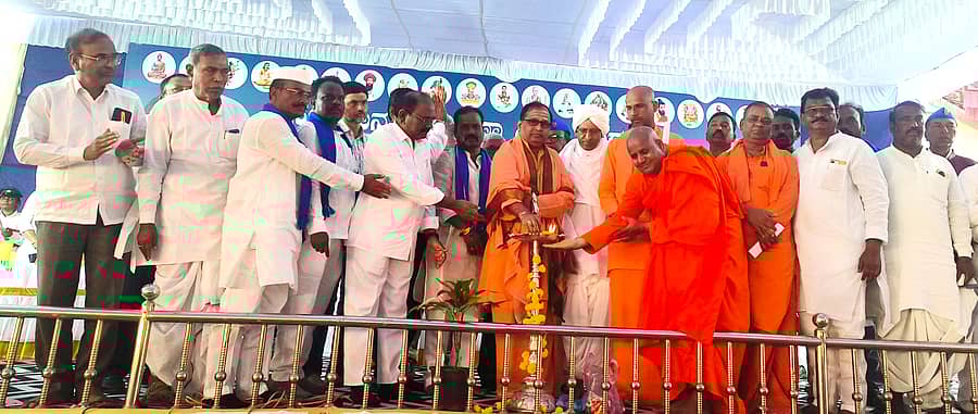 ಚಿತ್ತಾಪುರ ಪಟ್ಟಣದ ಬಜಾಜ್ ಕಲ್ಯಾಣ ಮಂಟಪದಲ್ಲಿ ಸಂವಿಧಾನ ಸಂರಕ್ಷಣಾ ಸಮಿತಿಯಿಂದ ಸೋಮವಾರ ಬಜಾಜ್ ಕಲ್ಯಾಣ ಮಂಟಪದಲ್ಲಿ ಹಮ್ಮಿಕೊಂಡಿದ್ದ ಸಂವಿಧಾನ ಸಮಾವೇಶ ಕಾರ್ಯಕ್ರಮದಲ್ಲಿ ವರಜ್ಯೋತಿ ಭಂತೇಜಿ, ಸೋಮಶೇಖರ ಶಿವಾಚಾರ್ಯರು ಜಂಟಿಯಾಗಿ ಜ್ಯೋತಿ ಬೆಳಗಿಸಿದರು