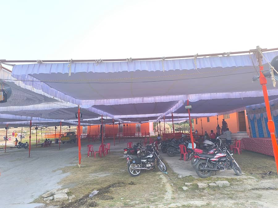 ಅಂಜನಾದ್ರಿ ವೇದಪಾಠ ಶಾಲೆಯ ಬಳಿ ಮಾಲಾಧಾರಿಗಳಿಗೆ ಊಟ ಮಾಡಲು ಪೆಂಡಲ್ ಹಾಕಿರುವುದು