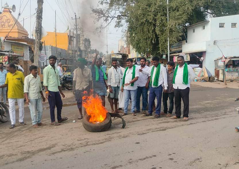 ಲಕ್ಷ್ಮೇಶ್ವರದಲ್ಲಿ ಮೆಕ್ಕೆಜೋಳದ ಬೆಂಬಲ ಬೆಲೆ ಖರೀದಿ ಕೇಂದ್ರ ಆರಂಭವಾಗದೇ ಇರುವ ಕಾರಣ ರೈತರು ಸೋಮವಾರ ಟೈರ್‌ಗಳಿಗೆ ಬೆಂಕಿ ಹಚ್ಚಿ ಆಕ್ರೋಶ ವ್ಯಕ್ತಪಡಿಸಿದರು