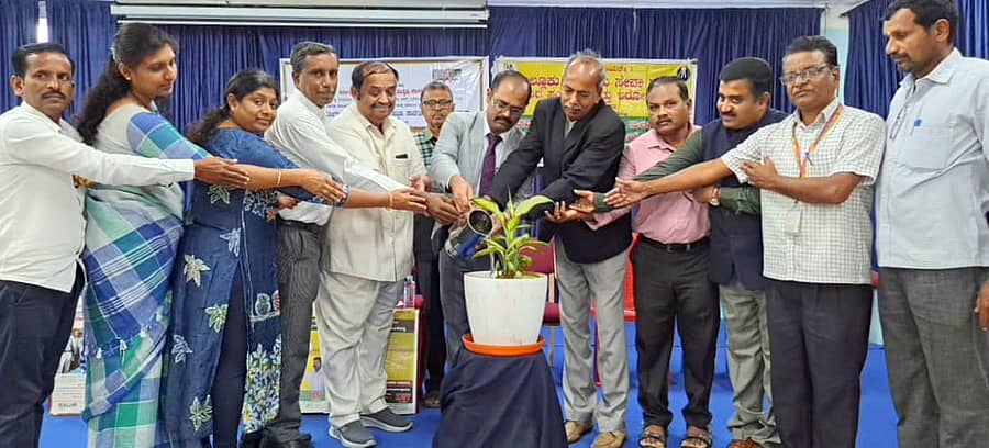 ಶ್ರೀರಂಗಪಟ್ಟಣ ಪರಿವರ್ತನಾ ಶಿಕ್ಷಣ ಸಂಸ್ಥೆಯಲ್ಲಿ ಸೋಮವಾರ ಏರ್ಪಡಿಸಿದ್ದ ವಿಶ್ವ ಏಡ್ಸ್ ದಿನಾಚರಣೆ ಸಮಾರಂಭವನ್ನು ನ್ಯಾಯಾಧೀಶ ಮೋಹನಗೌಡ ಉದ್ಘಾಟಿಸಿದರು. ಸಂಸ್ಥೆಯ ಅಧ್ಯಕ್ಷ ಎಂ. ಪುಟ್ಟೇಗೌಡ ಪಾಲ್ಗೊಂಡಿದ್ದರು