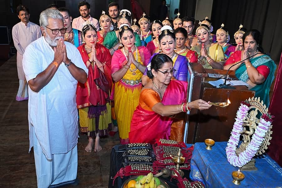 ‘ವಂದೇ ಗುರುಪರಂಪರಾಮ್‌’ ಕಾರ್ಯಕ್ರಮವನ್ನು ಶಾರದಾಮಣಿ ಶೇಖರ್‌ ಉದ್ಘಾಟಿಸಿದರು. ಚಂದ್ರಶೇಖರ ಶೆಟ್ಟಿ ಮತ್ತಿತರರು ಪಾಲ್ಗೊಂಡಿದ್ದರು 