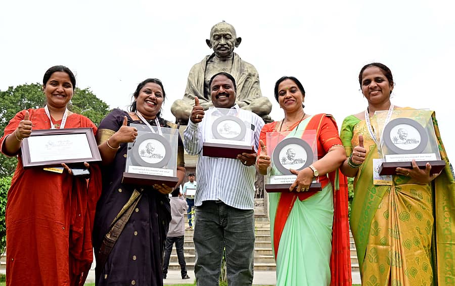 <div class="paragraphs"><p>ಬೆಂಗಳೂರಿನಲ್ಲಿ ನಡೆದ ಕಾರ್ಯಕ್ರಮದಲ್ಲಿ ‘ಗಾಂಧಿ ಗ್ರಾಮ ಪುರಸ್ಕಾರ’ ಪಡೆದ (ಎಡದಿಂದ) ಮೇಲುಕೋಟೆ ಗ್ರಾಮ ಪಂಚಾಯಿತಿ ಅಧ್ಯಕ್ಷೆ ಭವಾನಿ ಸಿ.ಆರ್, ಆನೂರು ಪಂಚಾಯಿತಿ ಅಭಿವೃದ್ಧಿ ಅಧಿಕಾರಿ ಕಾತ್ಯಾಯಿನಿ, ಪಾಲಹಳ್ಳಿ&nbsp;ಪಿಡಿಒ ಕೆ. ರಾಜೇಶ್, ಕುರ್ಕಿ ಪಿಡಿಒ ಸುರೇಖಾ ಗಿರೀಶ್ ಮತ್ತು ಕೋಳೂರು ಪಿಡಿಒ ತಸ್ಲೀಂ ಬಾನು </p></div>