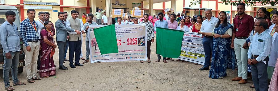 ಕಡೂರಿನ ಸಾರ್ವಜನಿಕ ಆಸ್ಪತ್ರೆ ಆವರಣದಲ್ಲಿ ಸೋಮವಾರ ನಡೆದ ‘ವಿಶ್ವ ಏಡ್ಸ್ ದಿನ’ ಅಂಗವಾಗಿ ಜಾಥಾಕ್ಕೆ ಜೆಎಂಎಫ್ಸಿ ನ್ಯಾಯಾಲಯದ ಹಿರಿಯ ಸಿವಿಲ್ ನ್ಯಾಯಾಧೀಶ ಇರ್ಫಾನ್, ಹೆಚ್ಚುವರಿ ನ್ಯಾಯಾಧೀಶ ತಾಹ ಖಲೀಲ್ ಚಾಲನೆ ನೀಡಿದರು. ಡಾ.ಶ್ರೀನಿವಾಸ್, ಡಾ.ಚಂದಾ ಹಾಜರಿದ್ದರು