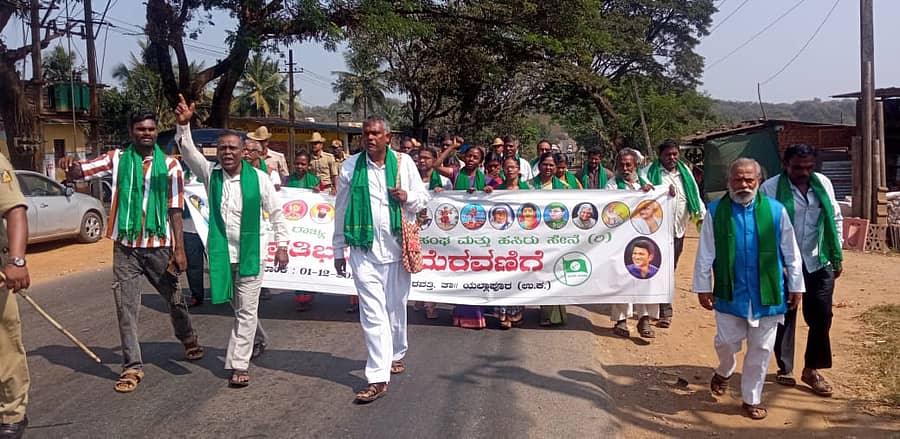 ಯಲ್ಲಾಪುರ ತಾಲ್ಲೂಕಿನ ಕಿರವತ್ತಿಯಲ್ಲಿ ರೈತರು ವಿವಿಧ ಬೇಡಿಕೆಗಳ ಈಡೇರಿಕೆಗೆ ಆಗ್ರಹಿಸಿ ಪ್ರತಿಭಟನೆ ನಡೆಸಿದರು