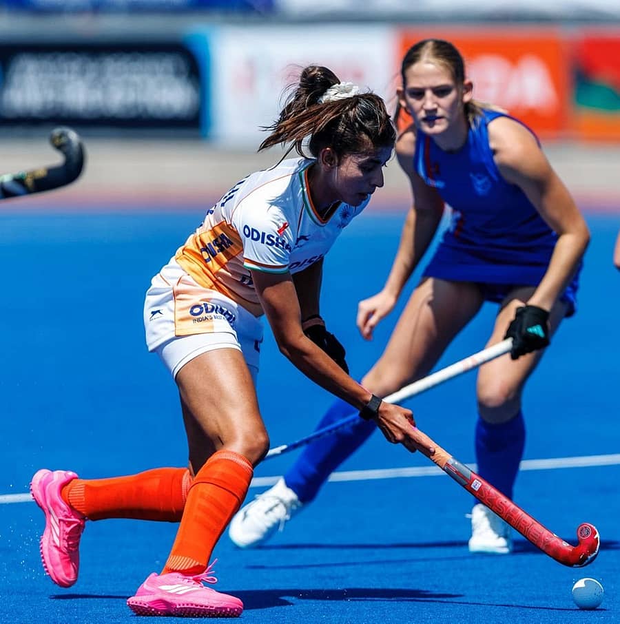 ಭಾರತ (ಬಲ) ಮತ್ತು ನಮೀಬಿಯಾ ತಂಡದ ಆಟಗಾರ್ತಿಯರ ಸೆಣಸಾಟ –ಎಕ್ಸ್ ಚಿತ್ರ