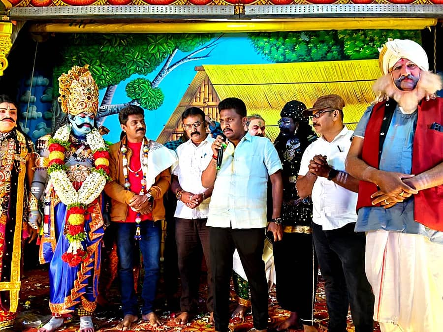 ಸಿಗರನಹಳ್ಳಿ ಶ್ರೀಲಕ್ಷ್ಮೀ ರಂಗನಾಥಸ್ವಾಮಿ ಸಾಂಸ್ಕೃತಿಕ ಕಲಾ ಸಂಘದ ವತಿಯಿಂದ ಹೊಳೆನರಸೀಪುರದ ಬಯಲು ರಂಗಮಂದಿರ ಮೈದಾನದಲ್ಲಿ ಆಯೋಜಿಸಿದ್ದ ಪೌರಾಣಿಕ ನಾಟಕೋತ್ಸವಕ್ಕೆ ಸಂಸದ ಶ್ರೇಯಸ್‌ ಪಟೇಲ್‌ ಶುಭಕೋರಿದರು