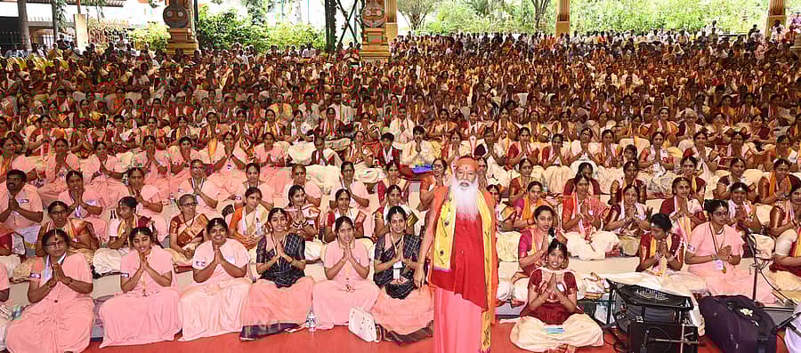 ಅವಧೂತ ದತ್ತ ಪೀಠದಲ್ಲಿ ಸೋಮವಾರ ಗಣಪತಿ ಸಚ್ಚಿದಾನಂದ ಶ್ರೀಗಳ ನೇತೃತ್ವದಲ್ಲಿ ಸಂಪೂರ್ಣ ಭಗವದ್ಗೀತೆ ಪಾರಾಯಣ ನಡೆಯಿತು