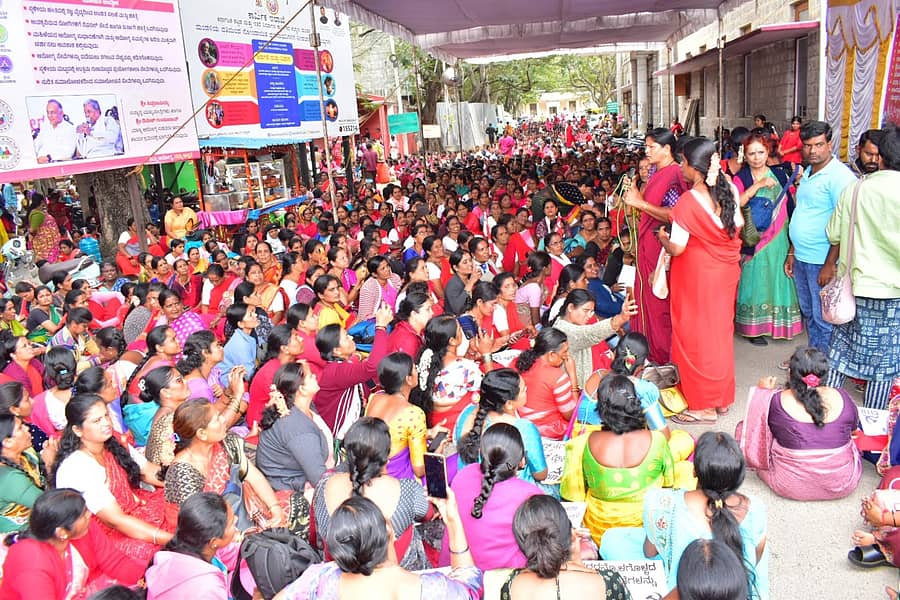 ಅಂಗನವಾಡಿ, ಬಿಸಿಯೂಟ ಮತ್ತು ಆಶಾ ಕಾರ್ಯಕರ್ತರ ಕೆಲಸವನ್ನು ಕಾಯಂಗೊಳಿಸಬೇಕು ಎಂದು ಒತ್ತಾಯಿಸಿ ಸಿಐಟಿಯು ಹಾಗೂ ಅಕ್ಷರ ದಾಸೋಹ ನೌಕರರ ಸಂಘದ ಕಾರ್ಯಕರ್ತರು ಸೋಮವಾರ ಜಿಲ್ಲಾಧಿಕಾರಿ ಕಚೇರಿ ಎದುರು ಅನಿರ್ದಿಷ್ಟಾವಧಿ ಧರಣಿ ಆರಂಭಿಸಿದರು