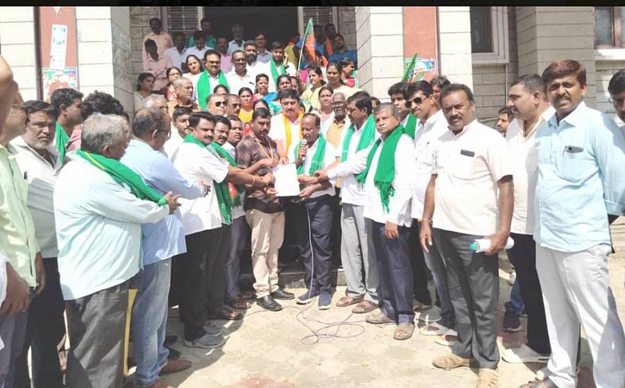 ಭದ್ರಾವತಿ ತಾಲ್ಲೂಕು ಕಚೇರಿ ಮುಂಭಾಗ ಸೋಮವಾರ ಬಿಜೆಪಿ ಮುಖಂಡರು ಪ್ರತಿಭಟನೆ ನಡೆಸಿ ಉಪ ತಹಶೀಲ್ದಾರ್ ಮಂಜಾನಾಯ್ಕ ಅವರಿಗೆ ಮನವಿ ಸಲ್ಲಿಸಲಾಯಿತು