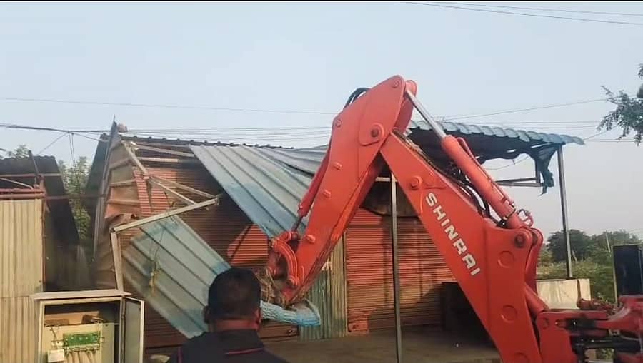 ರಾಯಚೂರು ಹೊರವಲಯದ ಯರಮರಸ್ ಬಳಿ ಮಹಾನಗರಪಾಲಿಕೆ ಅಧಿಕಾರಿಗಳು ಜೆಸಿಬಿ ಮೂಲಕ ಅತಿಕ್ರಮಣ ತೆರವುಗೊಳಿಸಿದರು