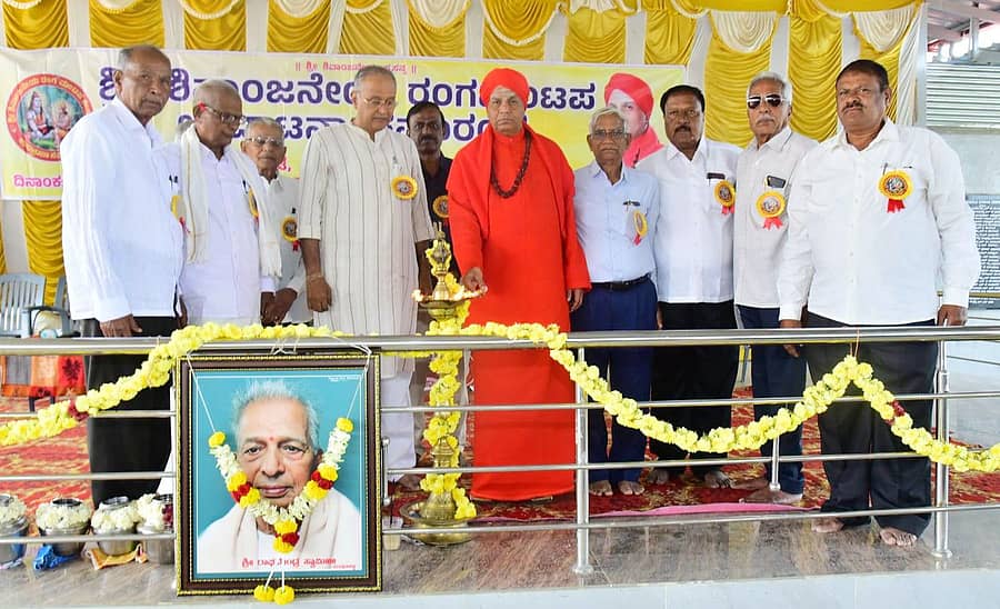 ಹೊಳಲ್ಕೆರೆ ತಾಲ್ಲೂಕಿನ ಕೆಂಗುಂಟೆಯಲ್ಲಿ ನಿರ್ಮಿಸಿರುವ ‘ಶಿವಾಂಜನೇಯ ರಂಗಮಂಟಪ’ವನ್ನು ಪಾಂಡೋಮಟ್ಟಿಯ ಗುರುಬಸವ ಸ್ವಾಮೀಜಿ ಉದ್ಘಾಟಿಸಿದರು