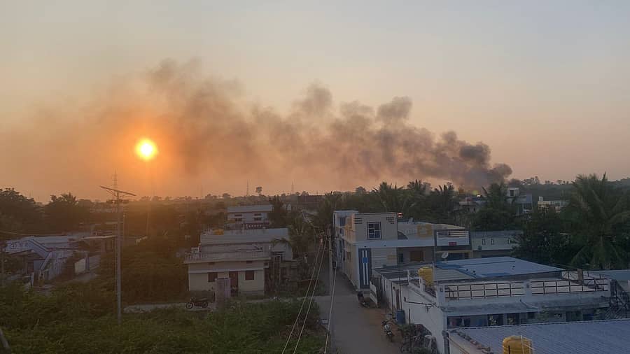 ಹಟ್ಟಿ ಪಟ್ಟಣದ ರಾಮ್‌ರಹೀಂ ಕಾಲೊನಿ ಪಕ್ಕದಲ್ಲಿ ಗಣಿ ಕಂಪನಿಯ ತ್ಯಾಜ್ಯಕ್ಕೆ ಬೆಂಕಿ ಹಂಚಿದ ಪರಿಣಾಮ ಕಾಲೊನಿಯಲ್ಲಿ ನಿತ್ಯ ಹೋಗೆ ಹಾವರಿಸಿಕೊಳ್ಳುತ್ತಿದೆ