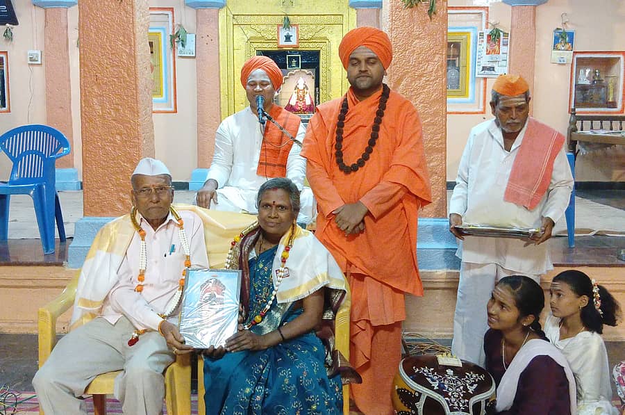 ಗುಳೇದಗುಡ್ಡದ  ಗುರುಸಿದ್ಧೇಶ್ವರ ಬೃಹನ್ಮಠದಲ್ಲಿ ನಡೆದ ಶರಣ ಸಂಸ್ಕೃತಿ ಪ್ರವಚನದಲ್ಲಿ ದಾಸೋಹಿ ಮಲ್ಲಪ್ಪ ಅರುಟಗಿ ದಂಪತಿಯನ್ನು ಸನ್ಮಾನಿಸಲಾಯಿತು