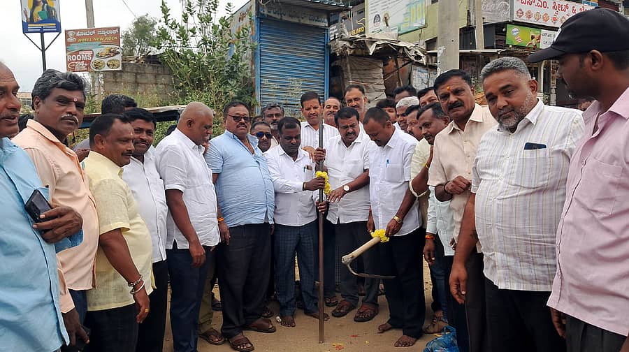 ಹಿರೀಸಾವೆಯಲ್ಲಿ ಸೋಮವಾರ ಎರಡು ಬಸ್ ತಂಗುದಾಣ ನಿರ್ಮಾಣಕ್ಕೆ ಶಾಸಕ ಬಾಲಕೃಷ್ಣ ಚಾಲನೆ ನೀಡಿದರು. ಗ್ರಾಮ ಪಂಚಾಯಿತಿ ಅಧ್ಯಕ್ಷ ಪರಮೇಶ್, ಮುಖಂಡರಾದ ರಾಮಕೃಷ್ಣ, ರವಿಕುಮಾರ್, ಮಹೇಶ್ ಭಾಗವಹಿಸಿದ್ದರು