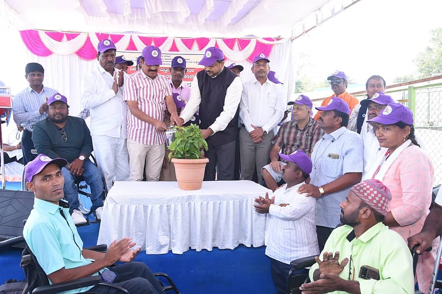 ವಿಜಯಪುರದ ಡಾ.ಬಿ.ಆರ್.ಅಂಬೇಡ್ಕರ್ ಕ್ರೀಡಾಂಗಣದಲ್ಲಿ ಹಮ್ಮಿಕೊಂಡ ಜಿಲ್ಲಾಮಟ್ಟದ ವಿಕಲಚೇತನರ ಕ್ರೀಡಾಕೂಟಕ್ಕೆ ಚಾಲನೆ ನೀಡಲಾಯಿತು