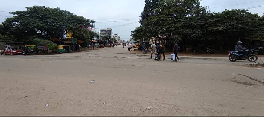 ಸದಾ ಜನಜಂಗುಳಿಯಿಂದ ತುಂಬಿರುವ ವೇಮಗಲ್ನ ನರಸಾಪುರ ಸರ್ಕಲ್ ತೀವ್ರ ಚಳಿಯಿಂದಾಗಿ ಜನರಿಲ್ಲದೆ ಬಿಕೋ ಎನ್ನುತ್ತಿರುವುದು