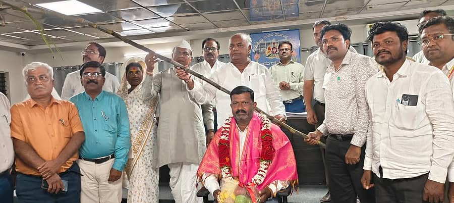 ಹನಿ ನೀರಾವರಿ ಪದ್ಧತಿಯಲ್ಲಿ ಸಂಶೋಧನಾ ಹಂತದಲ್ಲಿರುವ ಕಬ್ಬು ಬೆಳೆದು, ಅಧಿಕ ಇಳುವರಿಯ ಸಾಧನೆ ಮಾಡಿರುವ ನಿಡಗುಂದಿ ಬಸವನಬಾಗೇವಾಡಿ ತಾಲೂಕಿನ ಗೊಳಸಂಗಿ ಗ್ರಾಮದ ಮಾಜಿ ಸೈನಿಕ, ರೈತ ನಾರಾಯಣ ಸಾಳುಂಕೆ ಅವರನ್ನು ಸಕ್ಕರೆ ಸಚಿವ ಶಿವಾನಂದ ಪಾಟೀಲ ಸನ್ಮಾನಿಸಿ ಪ್ರೋತ್ಸಾಹಿಸಿದರು