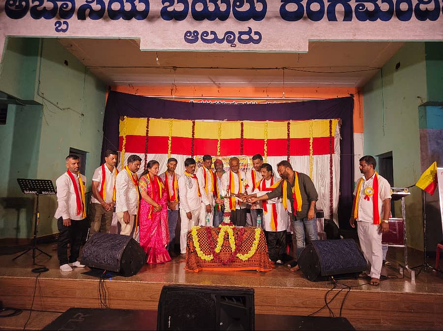 ಪಟ್ಟಣದ ಅಬ್ಬಾಸಿಯ ಬಯಲು ರಂಗ ಮಂದಿರದಲ್ಲಿ ಆಟೊ ಚಾಲಕರು ಮತ್ತು ಮಾಲೀಕರ ಸಂಘದ ವತಿಯಿಂದಕನ್ನಡ ರಾಜ್ಯೋತ್ಸವ ಕಾರ್ಯಕ್ರಮ ನಡೆಯಿತು