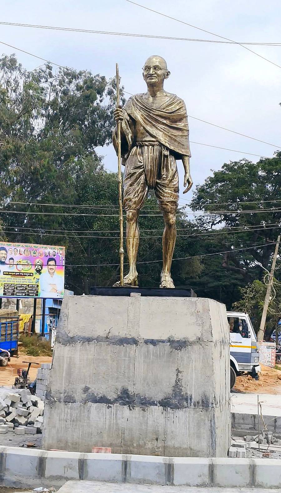 ಮಾಗಡಿ ಎನ್ಇಎಸ್ ವೃತ್ತದ ಬಳಿ ಆರು ಅಡಿ ಎತ್ತರದ ಹೊಸ ಕಂಚಿನ ಗಾಂಧಿ ಪ್ರತಿಮೆ ಸ್ಥಾಪಿಸಿರುವುದು
