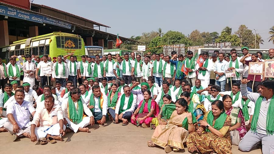 ಸೊರಬ ಪಟ್ಟಣದಲ್ಲಿ ಬಿಜೆಪಿ ರೈತ ಮೋರ್ಚಾ ವತಿಯಿಂದ ಪ್ರತಿಭಟನೆ ನಡೆಯಿತು