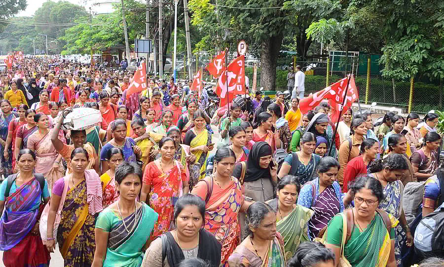 ತುಮಕೂರಿನಲ್ಲಿ ಸೋಮವಾರ ಅಂಗನವಾಡಿ, ಬಿಸಿಯೂಟ, ಆಶಾ ಕಾರ್ಯಕರ್ತೆಯರು ಪ್ರತಿಭಟನಾ ಮೆರವಣಿಗೆ ನಡೆಸಿದರು