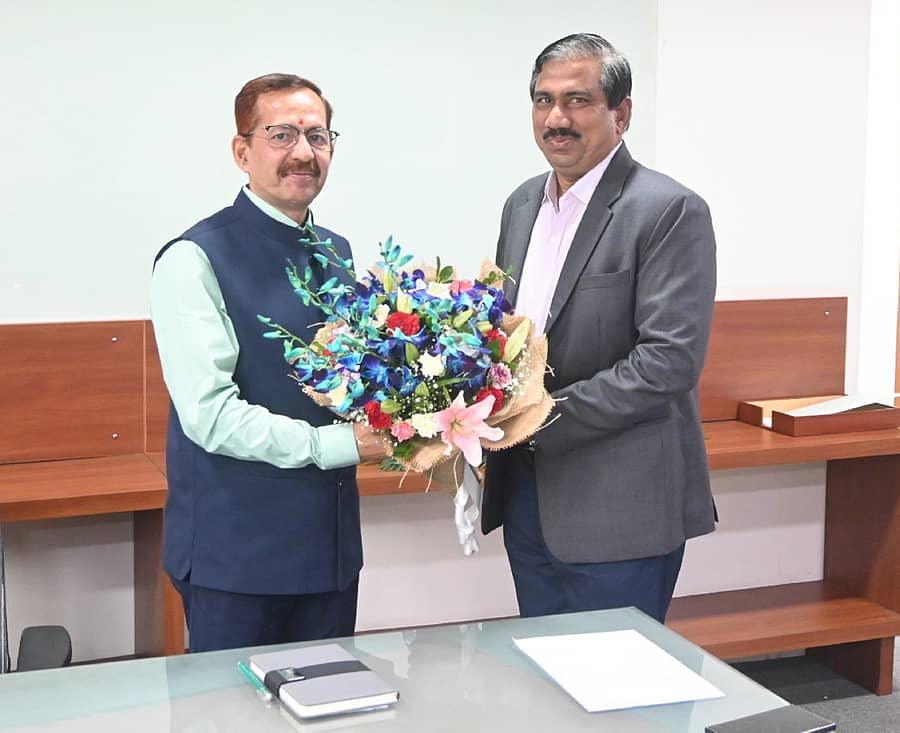 ಲಕ್ಷ್ಮಣ್ ಸಿಂಗ್ ಅವರನ್ನು ಗೋವಿಂದ ರೆಡ್ಡಿ ಅವರು ಹೂಗುಚ್ಛ ನೀಡಿ ಸ್ವಾಗತಿಸಿದರು