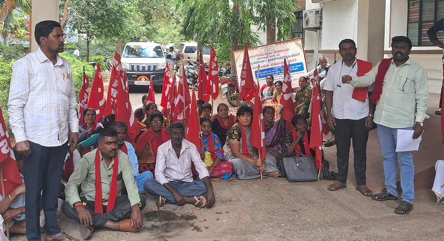 ಮಳವಳ್ಳಿ ಪಟ್ಟಣದ ತಾಲ್ಲೂಕು ಕಚೇರಿ ಮುಂಭಾಗ ವಿವಿಧ ಬೇಡಿಕೆಗಳ ಈಡೇರಿಕೆಗೆ ಆಗ್ರಹಿಸಿ ಮಲ್ಲಿಕ್ಯಾತನಹಳ್ಳಿ ಗ್ರಾಮಸ್ಥರು ಕರ್ನಾಟಕ ಪ್ರಾಂತ ರೈತ ಸಂಘದ ನೇತೃತ್ವದಲ್ಲಿ ಪ್ರತಿಭಟನೆ ನಡೆಸಿದರು 