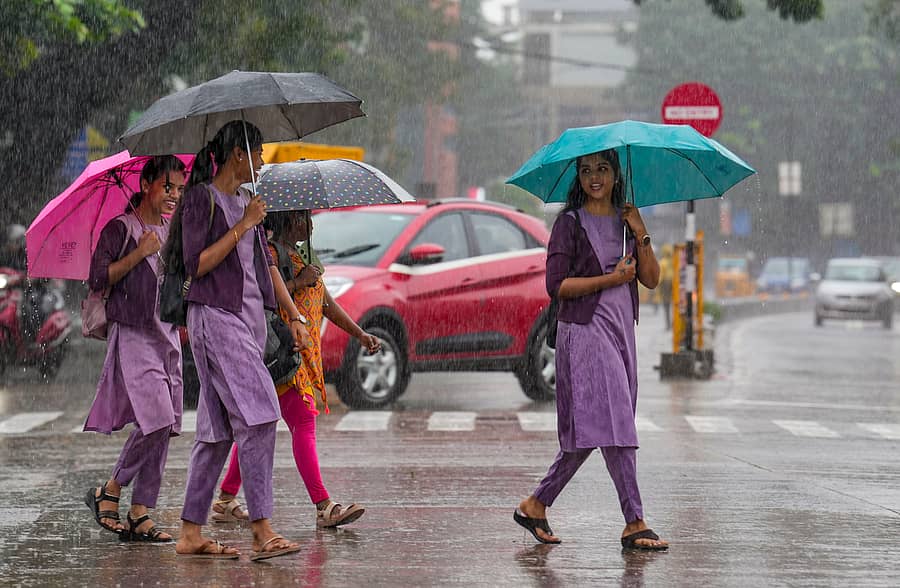 ತಮಿಳುನಾಡಿನಲ್ಲಿ ಮಳೆಗೆ ವಿದ್ಯಾರ್ಥಿಗಳು ಕೊಡೆ ಹಿಡಿದು ಸಾಗಿದರು – ಪಿಟಿಐ ಚಿತ್ರ