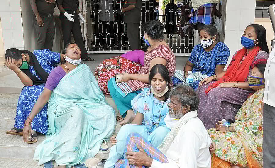 <div class="paragraphs"><p>ಆಮ್ಲಜನಕ&nbsp;ದುರಂತ:&nbsp; ದುರ್ಘಟನೆಯಲ್ಲಿ ಮೃತಪಟ್ಟವರ ಸಂಬಂಧಿಕರು ಆಸ್ಪತ್ರೆ ಮುಂದೆ ರೋದಿಸಿಸುತ್ತಿರುವುದು.<br> <br></p></div>