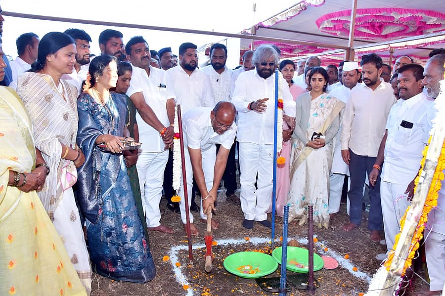 ಹುಲಸೂರ ಪಟ್ಟಣದ ಹೊರವಲಯದಲ್ಲಿ ನಿರ್ಮಾಣಗೊಳ್ಳಲಿರುವ ಪ್ರಜಾಸೌಧ ಕಟ್ಟಡ ಕಾಮಗಾರಿಗೆ ಸೋಮವಾರ ಜಿಲ್ಲಾ ಉಸ್ತುವಾರಿ ಸಚಿವ ಈಶ್ವರ ಖಂಡ್ರೆ ಹಾಗೂ ಶಾಸಕ ಶರಣು ಸಲಗರ ಭೂಮಿ ಪೂಜೆ ನೆರವೇರಿಸಿದರು
