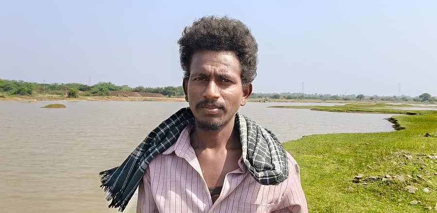 ಮುಳುಗಿದ್ದ ಬಾಲಕ ಆಕಾಶ್ನನ್ನು ರಕ್ಷಿಸಿದ ಕುರಿಗಾಹಿ ಕುರುಬರ ದೇವರಾಜ ಅವಘಡ ನಡೆದ ಸ್ಥಳದ ಮುಂದೆ