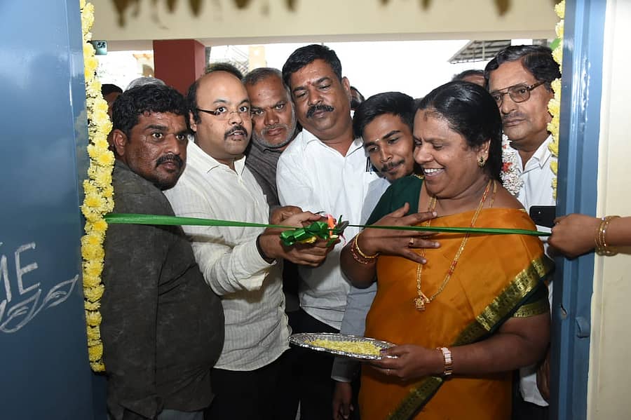 ವರುಣ ಕ್ಷೇತ್ರದ ಪುಟ್ಟೇಗೌಡನ ಹುಂಡಿಯಲ್ಲಿ ಹೊಸ ಶಾಲಾ ಕೊಠಡಿಯನ್ನು ವಿಧಾನ ಪರಿಷತ್ ಸದಸ್ಯ ಡಾ. ಯತೀಂದ್ರ ಸಿದ್ದರಾಮಯ್ಯ ಉದ್ಘಾಟಿಸಿದರು