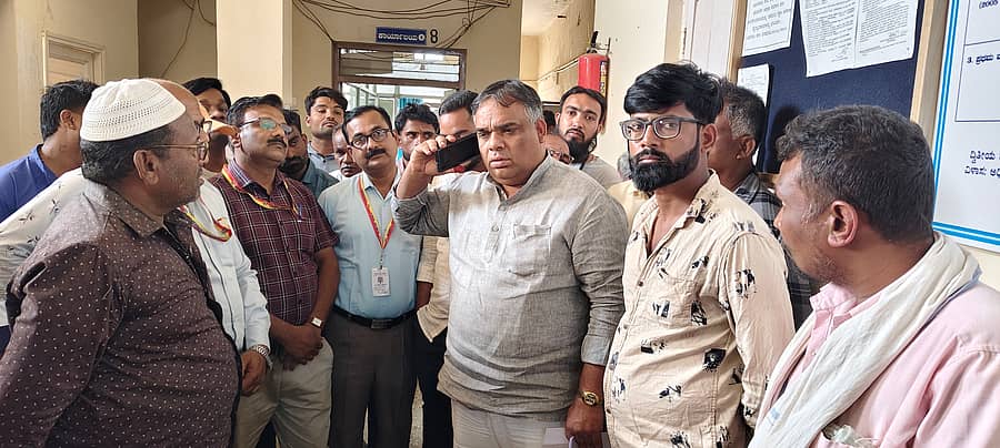 ಸವಣೂರು ತಾಲ್ಲೂಕು ಸಾರ್ವಜನಿಕ ಆಸ್ಪತ್ರೆಗೆ ದಿಡೀರ್ ಭೇಟಿ ನೀಡಿ ಪರಿಶೀಲನೆ ಕೈಗೊಂಡು ಸಾರ್ವಜನಿಕರಿಂದ ಅಹವಾಲು ಸ್ವೀಕರಿಸಿ ಅಧಿಕಾರಿಗಳನ್ನು ತರಾಟೆಗೆ ತೆಗೆದುಕೊಂಡ ಶಾಸಕ ಯಾಸೀರ್ ಅಹ್ಮದಖಾನ ಪಠಾಣ.