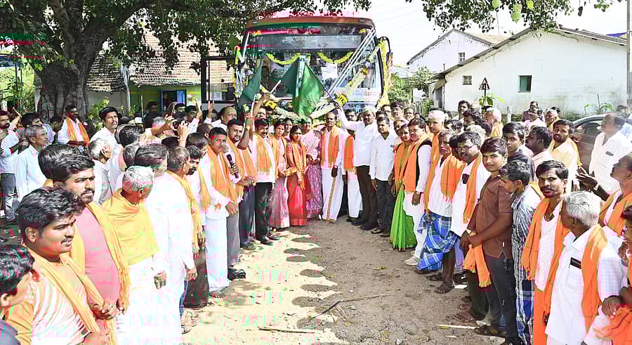 ಹೊಳಲ್ಕೆರೆ ತಾಲ್ಲೂಕಿನ ಬೊಮ್ಮನಹಳ್ಳಿಯಲ್ಲಿ ಕೆಎಸ್ ಆರ್ ಟಿಸಿ ಬಸ್ ಸಂಚಾರಕ್ಕೆ ಶಾಸಕ ಎಂ.ಚಂದ್ರಪ್ಪ ಸೋಮವಾರ ಚಾಲನೆ ನೀಡಿದರು.
