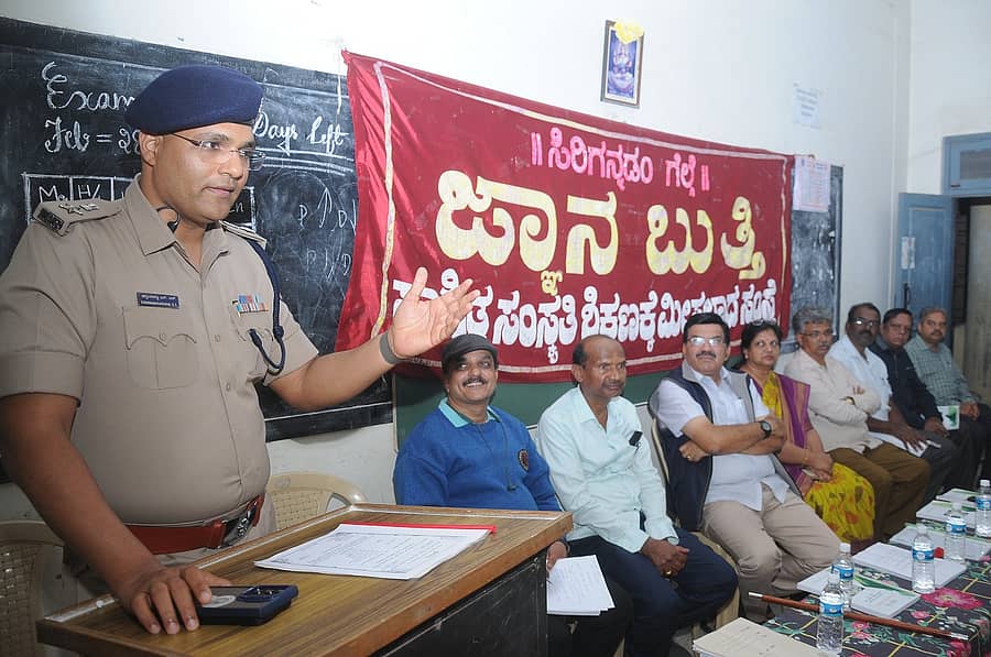 ಮೈಸೂರಿನ ಲಕ್ಷ್ಮೀಪುರಂ ಸರ್ಕಾರಿ ಪ್ರೌಢಶಾಲೆ ಮತ್ತು ಪಿಯು ಕಾಲೇಜು ಆವರಣದಲ್ಲಿ ಜ್ಞಾನಬುತ್ತಿ ಸಂಸ್ಥೆಯಿಂದ ನಡೆದ ಐಎಎಸ್, ಕೆಎಎಸ್ ಪರೀಕ್ಷಾ ತರಬೇತಿ ಶಿಬಿರದ ಸಮಾರೋಪ ಸಮಾರಂಭದಲ್ಲಿ ಐಪಿಎಸ್ ಅಧಿಕಾರಿ ಎಸ್.ಎಲ್.ಚನ್ನಬಸವಣ್ಣ ಮಾತನಾಡಿದರು