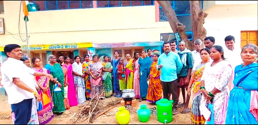 ಕೊಡಿಗೇನಹಳ್ಳಿ ಹೋಬಳಿಯ ಅಡವಿನಾಗೇನಹಳ್ಳಿ ಗ್ರಾಮಸ್ಥರು ಸೋಮವಾರ ಸಿಂಗನಹಳ್ಳಿ ಪಂಚಾಯಿತಿ ಮುಂದೆ ನೀರಿಗಾಗಿ ಒಲೆಹಚ್ಚಿ ಪ್ರತಿಭಟನೆ ನಡೆಸಿದರು