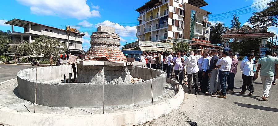 ಶೃಂಗೇರಿ ನಗರದ ಸ್ವಾಗತ ಮಂಟಪದ ಸಮೀಪ ರಾಷ್ಟ್ರೀಯ ಹೆದ್ದಾರಿಯ ವೃತ್ತದಲ್ಲಿ ಅಕ್ರಮ ಕಟ್ಟಡ ನಿರ್ಮಾಣ ವಿರೋಧಿಸಿ ವೀರಪ್ಪಗೌಡ ಅಭಿಮಾನಿ ಬಳಗದವರು ಪ್ರತಿಭಟನೆ ನಡೆಸಿದರು