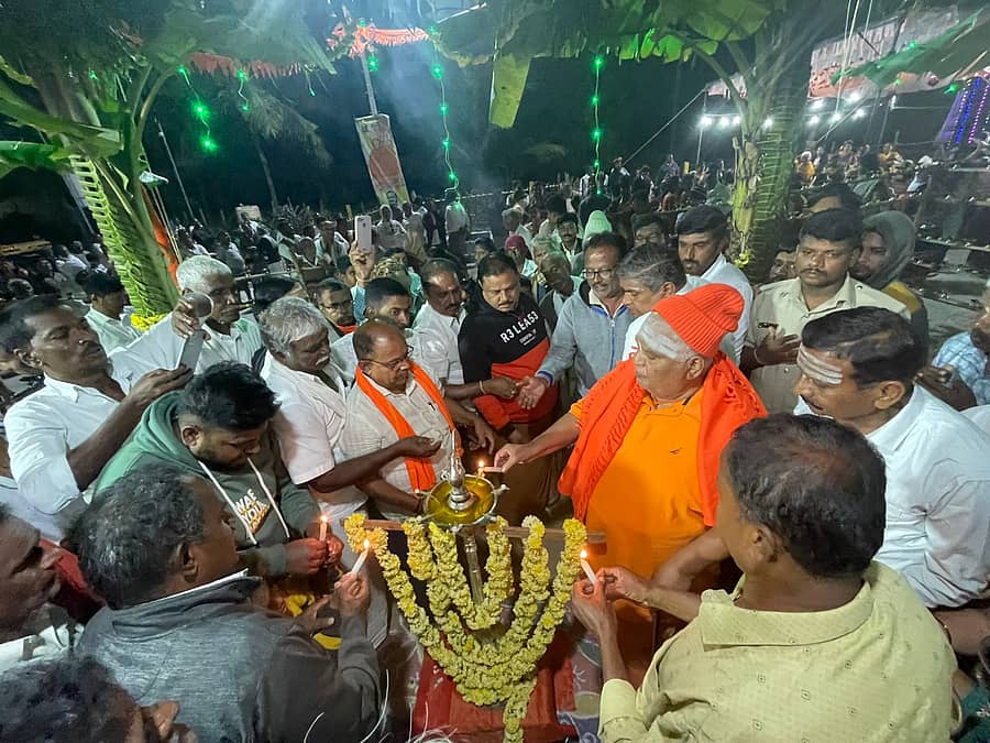 ಅರಸೀಕೆರೆ ತಾಲ್ಲೂಕಿನ ಮಾಡಾಳು ಗ್ರಾಮದಲ್ಲಿ ಭಾನುವಾರ ಸಂಜೆ ದೀಪೋತ್ಸವವನ್ನು ಕೋಡಿಮಠದ ಶಿವಾನಂದ ಶಿವಯೋಗಿ ರಾಜೇಂದ್ರ ಸ್ವಾಮೀಜಿ ಉದ್ಘಾಟಿಸಿದರು