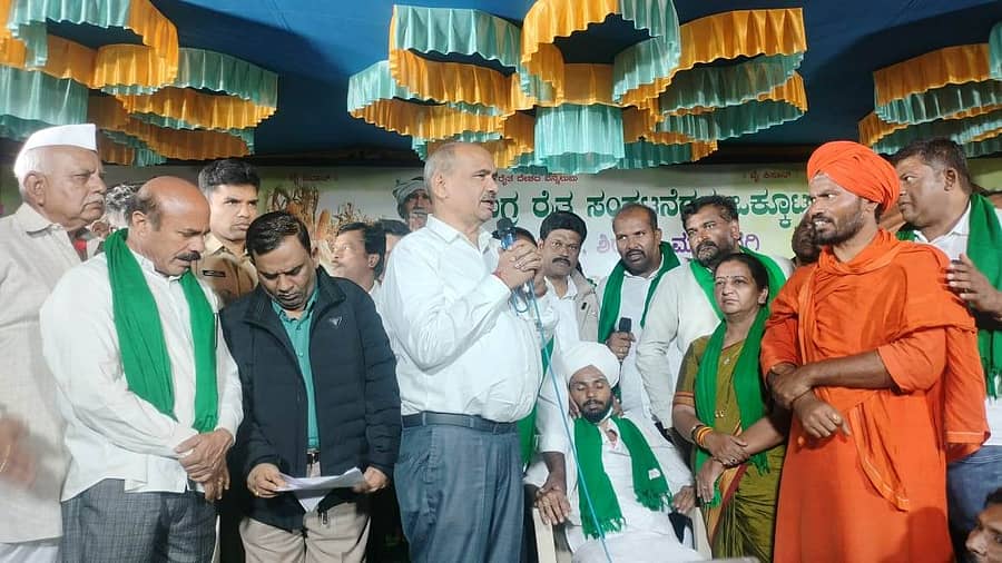 ಲಕ್ಷ್ಮೇಶ್ವರದಲ್ಲಿ ಸೋಮವಾರ ಜಿಲ್ಲಾಧಿಕಾರಿ ಶ್ರೀಧರ ಎನ್. ಅವರು ಮೆಕ್ಕೆಜೋಳದ ಬೆಂಬಲ ಬೆಲೆ ಖರೀದಿ ಕೇಂದ್ರವನ್ನು ಉದ್ಘಾಟಿಸಿ ಮಾತನಾಡಿದರು