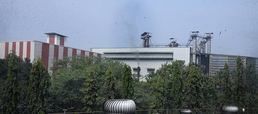 ತುಮಕೂರಿನ ಅಂತರಸನಹಳ್ಳಿ ಕೈಗಾರಿಕಾ ಪ್ರದೇಶದಲ್ಲಿನ ಅಕ್ಕಿ ಗಿರಣಿ ಹೊಗೆ