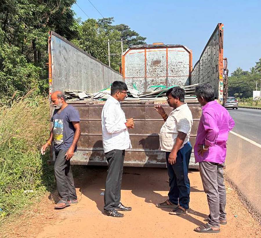 ಕಾಪುವಿನಲ್ಲಿ ಕಸ ಎಸದು ಪರಾರಿಯಾಗಲು ಯತ್ನಿಸಿದ ಲಾರಿಯನ್ನು ತಡೆದು ಪುರಸಭೆ ದಂಡ ವಿಧಿಸಿದೆ