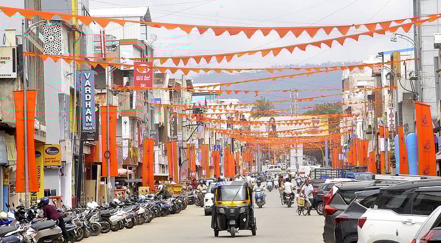 ಚಿಕ್ಕಮಗಳೂರು ನಗರದ ಎಂ.ಜಿ.ರಸ್ತೆಯಲ್ಲಿ ಕೇಸರಿ ಬಂಟಿಂಗ್ ರಾರಾಜಿಸುತ್ತಿರುವುದು