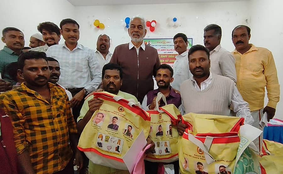 ಅರಕಲಗೂಡಿನಲ್ಲಿ ಸೋಮವಾರ ಕಾರ್ಮಿಕ ಇಲಾಖೆ ಏರ್ಪಡಿಸಿದ್ದ ಕಾರ್ಯಕ್ರಮದಲ್ಲಿ ಶಾಸಕ ಎ. ಮಂಜು ಕಟ್ಟಡ ಕಾರ್ಮಿಕರಿಗೆ ಸುರಕ್ಷತಾ ಕಿಟ್ ವಿತರಿಸಿದರು