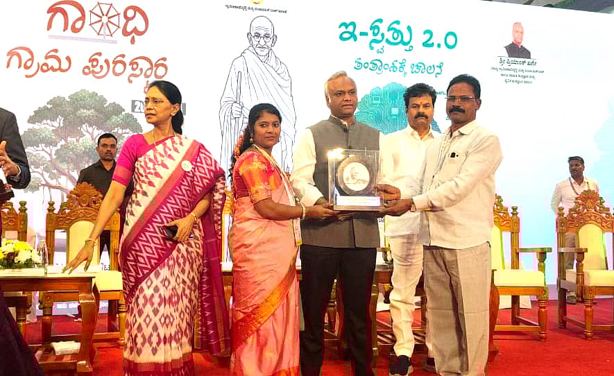 ಮೊಳಕಾಲ್ಮುರು ತಾಲ್ಲೂಕಿನ ರಾಂಪುರ ಗ್ರಾಮ ಪಂಚಾಯಿತಿಯು ಗಾಂಧಿ ಗ್ರಾಮ ಪುರಸ್ಕಾರ ಪಡೆಯಿತ