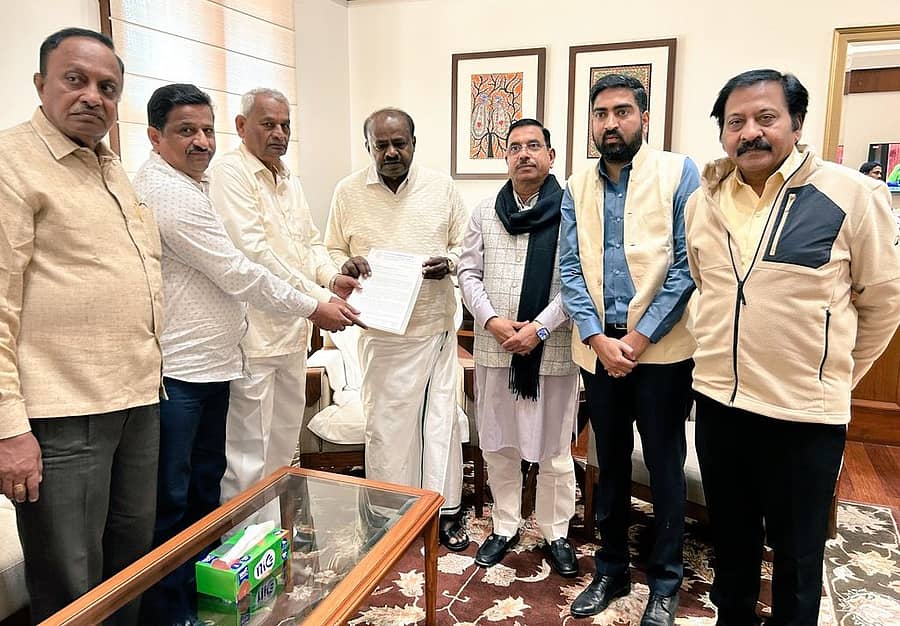 ಕೇಂದ್ರ ಸಚಿವ ಪ್ರಲ್ಹಾದ ಜೋಶಿ ನೇತೃತ್ವದಲ್ಲಿ ಕೆಸಿಸಿಐ ಅಧ್ಯಕ್ಷ ಜಿ.ಕೆ. ಆದಪ್ಪಗೌಡರ, ಉಪಾಧ್ಯಕ್ಷರಾದ ಸಿದ್ದೇಶ್ವರ ಕಮ್ಮಾರ, ವೀರಣ್ಣ ಕಲ್ಲೂರು, ಗೌರವ ಕಾರ್ಯದರ್ಶಿ ಉದಯ ರೇವಣಕರ, ಜಂಟಿ ಗೌರವ ಕಾರ್ಯದರ್ಶಿ ಪ್ರಕಾಶ ಶೃಂಗೇರಿ ಅವರು ಎಚ್.ಡಿ. ಕುಮಾರಸ್ವಾಮಿ ಅವರನ್ನು ದೆಹಲಿಯಲ್ಲಿ ಸೋಮವಾರ ಭೇಟಿಯಾದರು