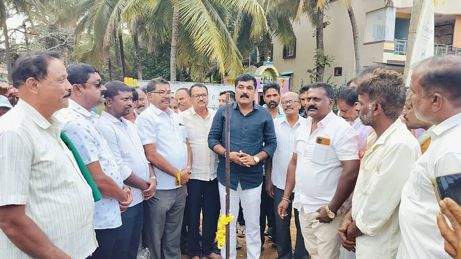 ಸಂತೇಬಾಚಹಳ್ಳಿ ಹೋಬಳಿಯ ಮಾರೆನಹಳ್ಳಿ (ಹರಿಯಾಲದಮ್ಮ ದೇವಸ್ಥಾನ) ವಿದ್ಯುತ್ ಎ.ಬಿ ಕೇಬಲ್ ಹಾಗೂ ಕವರ್ಡ್ ಕಂಡಕ್ಟರ್ ಕಾಮಗಾರಿಗೆ ಶಾಸಕ ಎಚ್.ಟಿ.ಮಂಜು ಭೂಮಿಪೂಜೆ ನೆರವೇರಿಸಿದರು