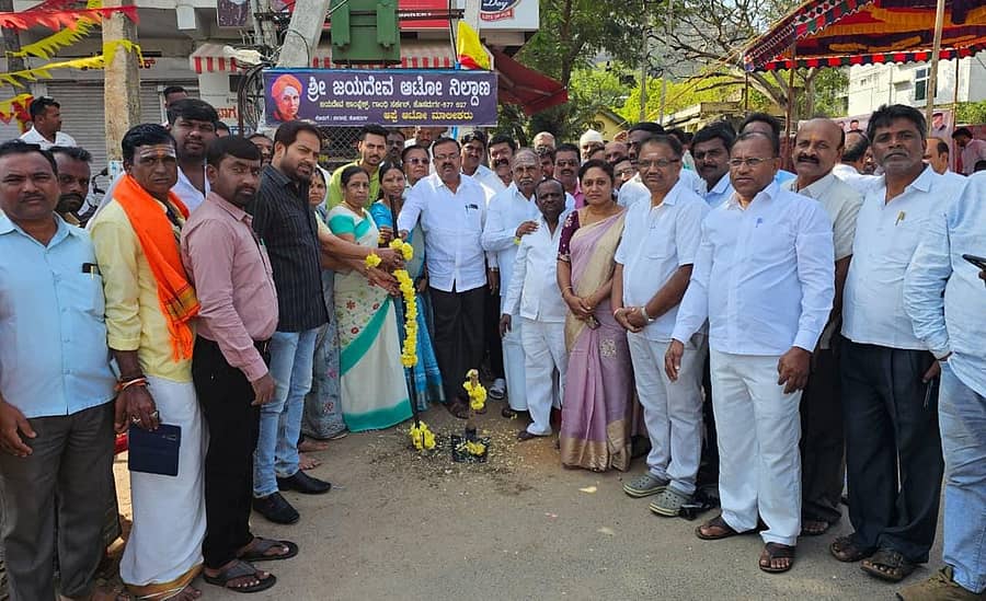 ಹೊಸದುರ್ಗದ ಲೋಕೋಪಯೋಗಿ ಇಲಾಖೆ ವತಿಯಿಂದ ಸೋಮವಾರ ಆಯೋಜಿಸಿದ್ದ ವಿವಿಧ ಕಾಮಗಾರಿಗಳ ಭೂಮಿ ಪೂಜೆಯನ್ನು ಶಾಸಕ ಬಿ.ಜಿ ಗೋವಿಂದಪ್ಪ ನೇರವೇರಿಸಿದರು