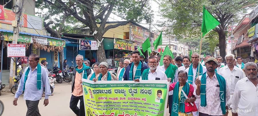 ಕೇಂದ್ರ ಮತ್ತು ರಾಜ್ಯ ಸರ್ಕಾರ ರೈತ ವಿರೋಧಿ ನೀತಿಯನ್ನು ಖಂಡಿಸಿ ಹಾಗೂ ರೈತರ ವಿವಿಧ ಬೇಡಿಕೆಗಳನ್ನು ಈಡೇರಿಸಬೇಕೆಂದು ಆಗ್ರಹಿಸಿ ರಾಜ್ಯ ರೈತ ಸಂಘದ ಪದಾಧಿಕಾರಿಗಳು ಮಧುಗಿರಿ ಪಟ್ಟಣದಲ್ಲಿ ಸೋಮವಾರ ಪ್ರತಿಭಟನೆ ನಡೆಸಿದರು